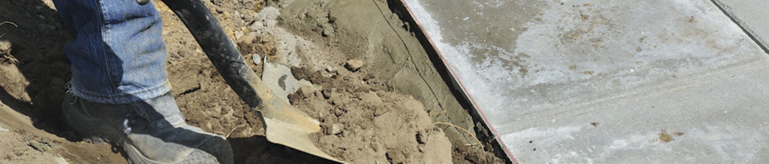 Kantsikringen fungerer som et lille fundament, der holder kantstenen på plads. Kantsikringen fungerer som et lille fundament, der holder kantstenen på plads.